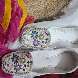 DESI COLOUR Women Embellished Ethnic Mojaris with Embroidered Flats-image-88