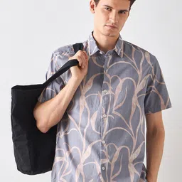 Red Flame Men Spread Collar Abstract Printed Cotton Casual Shirt-image-4
