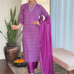 KOTRONS Women Leheriya Printed Regular Thread Work Chanderi Silk Kurta with Trousers & With Dupatta image 2