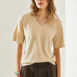 BIANCO LUCCI Women V-Neck Raw Edge T-shirt-image-10