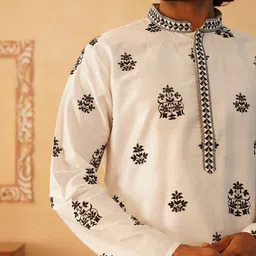 Jompers Men Floral Embroidered Regular Sequinned Kurta with Pyjamas & With Dupatta image 2