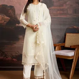 House of Pataudi Embroidered Detail Kurta & Trousers with Net Dupatta image 5