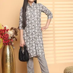 Aika Girls Floral Printed Mandarin Collar Straight Kurta With Trousers-picture-21