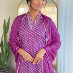 KOTRONS Women Leheriya Printed Regular Thread Work Chanderi Silk Kurta with Trousers & With Dupatta image 5