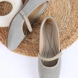 DressBerry Women Embellished Ethnic Mojaris Flats-25