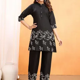 SHREE PAKHI Embroidered Mandarin Collar Neck Tunic With Trousers Co-Ords-40