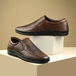 knoos Men Synthetic Leather Textured Lightweight Loafers-picture-24