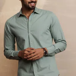 Uncluttered Closet Men Standard Fit Spread Collar Solid Cotton Casual Shirt-image-63