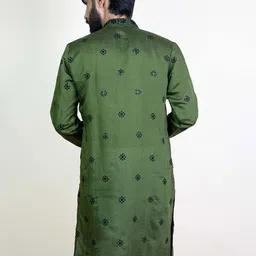 KUNDALI KAKSHAY Men Ethnic Motifs Embroidered Regular Sequinned Kurta with Pyjamas image 3