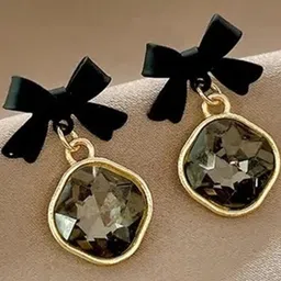 ONUYX Square Studs Earrings-3