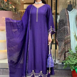 DIVASTRI V-Neck Thread Work Kurta With Trousers & Dupatta-picture-27