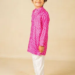 Jilmil Boys Set of 2 Bandhani Printed Regular Kurta with Pyjamas image 4