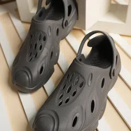 The Roadster Lifestyle Co Men Self Design Rubber Clogs-picture-16