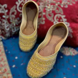 Looper Women Embellished Golden Jutti Round Toe Mojaris Flats With Ethnic - Embellished-picture-11