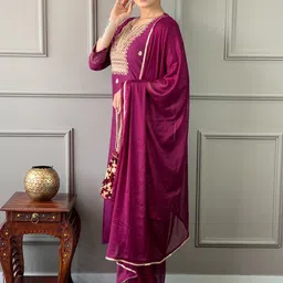 CANBIA V-Neck Sequinned Regular Kurta with Trousers & Dupatta image 5