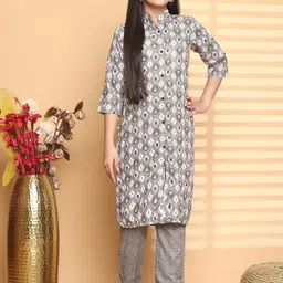 A TO Z CART Girls Floral Printed Mandarin Collar Kurta With Trousers-image-44