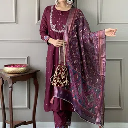 Gilori Women Floral Embroidered Regular Kurta Set-3