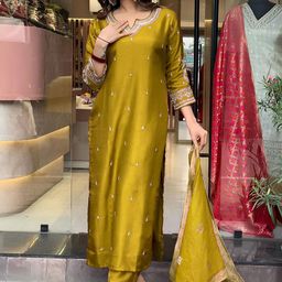 VAAZI CREATOR Women Floral Embroidered Regular Sequinned Kurta with Trousers & With Dupatta-50