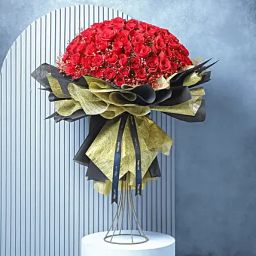 Red Rose Stansding Bouquet in Obsidian-38