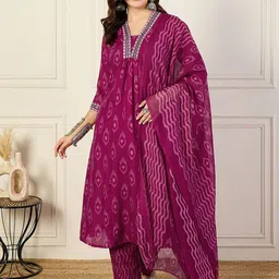 DIVASTRI Floral Printed V-Neck Mirror Work A-Line Kurta With Trousers & Dupatta-11