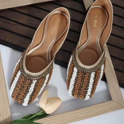Retro Walk Women Embellished Ethnic Mojaris-30