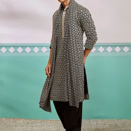 VASTRAMAY Men Ethnic Motifs Embroidered Regular Sequinned Kurta with Patiala & With Dupatta image 3