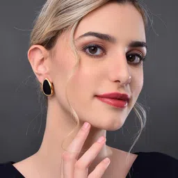 Reenisaa Oval Studs Earrings image 3