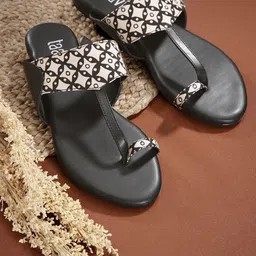 Taavi Women Printed One Toe Flats-image-11