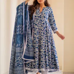 DIVASTRI Floral Printed Notch Neck Anarkali Kurta With Trousers With Dupatta-image-73