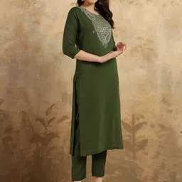Divyadham Textiles Women Floral Embroidered Chanderi Silk Kurta with Trousers image 3