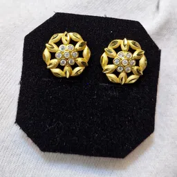 Anshenterpris Gold-Plated Crystals Studded Floral Studs-80
