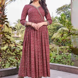 CHANSI Women Printed Angrakha Kurta with Trousers-image-12