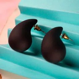 VAGHBHATT Teardrop Shaped Drop Earrings image 4