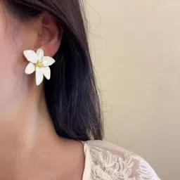 FIMBUL Set Of 2 Gold-Plated Artificial Stones Studded Floral Studs image 4
