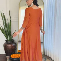 Navlik Women Embroidered Regular Kurta with Trousers & With Dupatta image 5