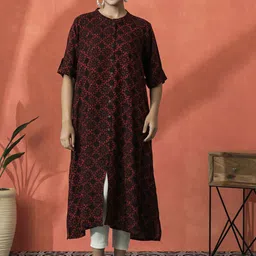 Sangria Floral Printed Mandarin Collar Three-Quarter Sleeves Panelled A-Line Kurta-image-81