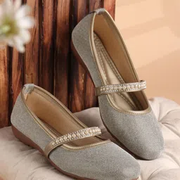 AROOM Women Embellished Ethnic Mojaris Flats-image-11