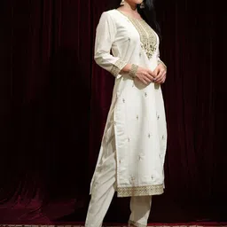 Vishudh Off White Floral Embroidered Regular Sequinned Kurta With Trouser With Dupatta image 4