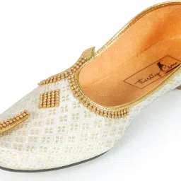 North India's Traditional Ethnic Juti Wedding Wear & Party Wear Mojaris For Men-picture-25