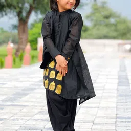 Thread & Button Girls Floral Printed Regular Pure Cotton Kurta with Trousers & With Dupatta image 3