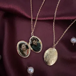 Digital Dress Room Gold-Plated Oval Photo-Frame Pendants With Chains-18