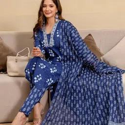 SKYLEE Women Floral Printed Sequinned Kurta with Trousers & Dupatta-picture-44