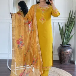 CHANDALIYO Floral Yoke Design Thread Work Straight Kurta With Trousers & Dupatta-picture-42