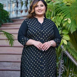 PrettyPlus by Desinoor.com Plus Size Foil Printed Mandarin Collar Tunic With Trousers-image-18