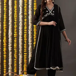 DIVASTRI Floral Embroidered Thread Work V-Neck Straight Kurta With Trousers And Dupatta-image-86