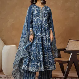Shae by SASSAFRAS Women Floral Tiered Pure Cotton Anarkali Kurta with Trousers & Dupatta-picture-34