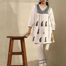 House of Chikankari Embroidered Tunic With Trousers Co-Ords-image-5