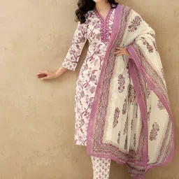 SKYLEE Women Floral Printed Kurta with Trousers & Dupatta-50