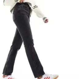 Women 90s Light-Wash Straight Fit Jeans-image-30