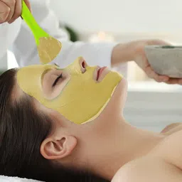Lilium Set Of Vitamin C Face & Body Pack with Gua Sha & Face Roller image 4